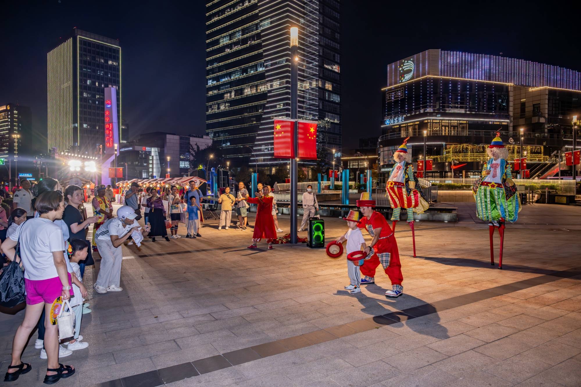 皇冠信用代理出租_多元演出暖申城 文旅融合焕活力 2025第十一届上海街艺节火爆举行