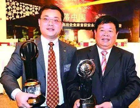 皇冠信用盘代理_79岁“玻璃大王”曹德旺卸任福耀玻璃董事长皇冠信用盘代理，正式交棒长子曹晖