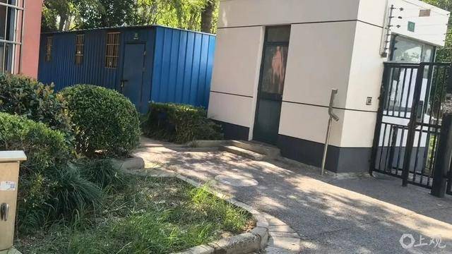 皇冠信用盘哪里申请_上海居民投诉后傻眼：只拆了一半！小区绿化被大量铁皮房霸占皇冠信用盘哪里申请，还有人住？居民直指小区公共收益疑云