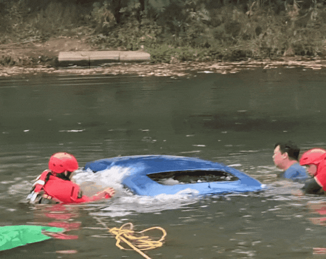 怎么开皇冠信用網_女儿被困坠河车内怎么开皇冠信用網，父亲借渔网撬门救女，关键时刻......