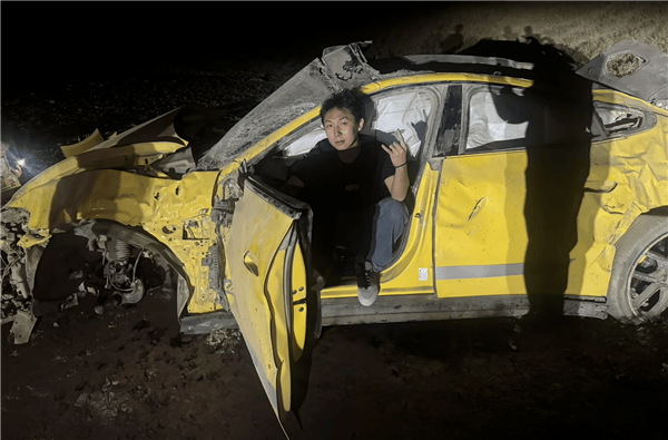 皇冠信用網在线开户_新疆一小米SU7 Ultra飞坡10多米翻滚多圈！车主发文：门能开皇冠信用網在线开户，没起火