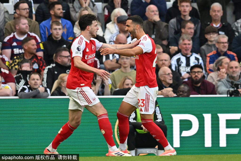 怎么注册世界杯信用盘_蜂王与狼王怎么注册世界杯信用盘！赛后曼联两大新援姆伯莫和库尼亚紧紧拥抱庆祝胜利