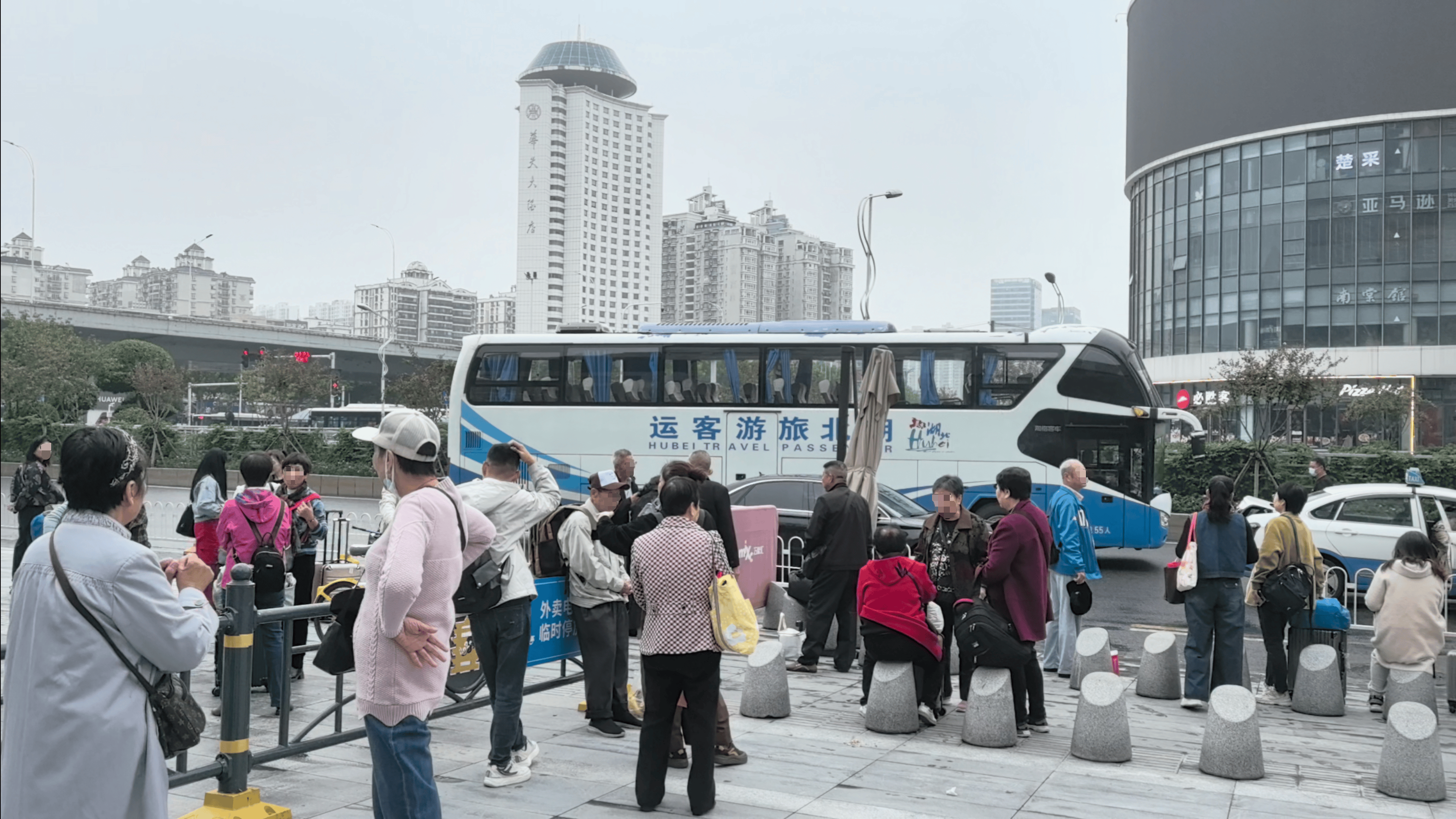 世界杯信用网代理申条件_7小时“铁腚”大巴游老年团全纪录：不在家里做饭世界杯信用网代理申条件，我出门就像打鸡血