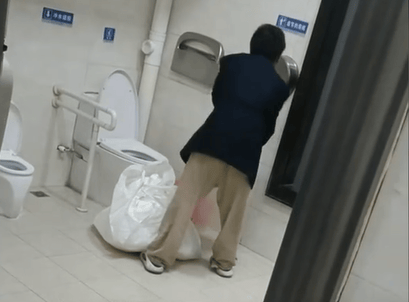 世界杯代理怎么做_广州一男子多次“薅光”公厕卫生纸世界杯代理怎么做，城管：警方曾对其训诫，将加强巡查