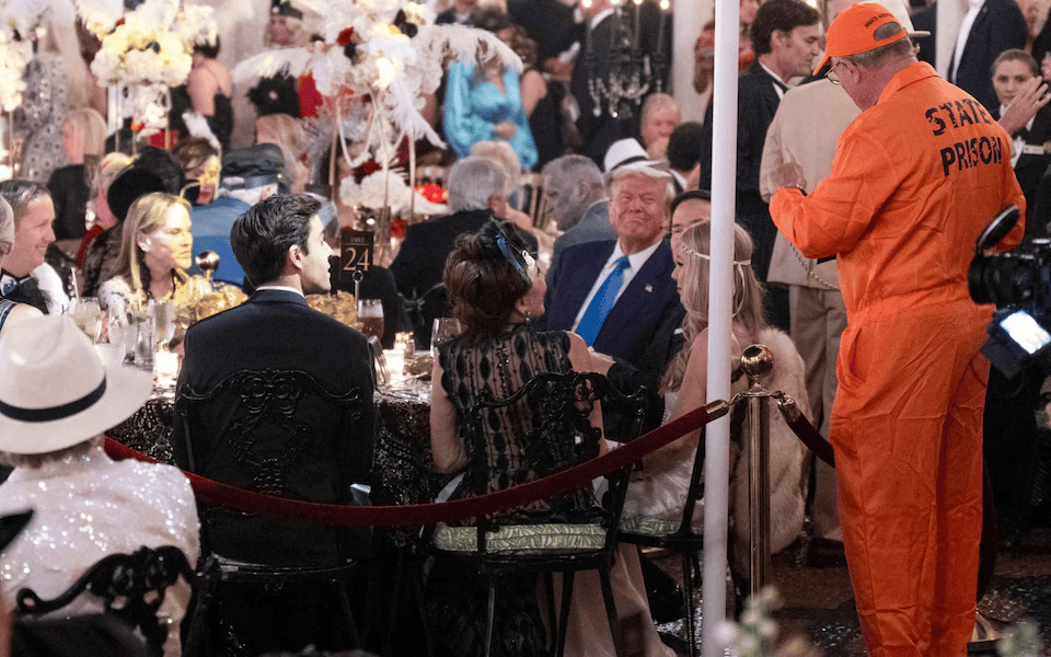 哪个网站可以买篮球_“了不起的特朗普”花天酒地哪个网站可以买篮球，4200万美国人却正挨饿