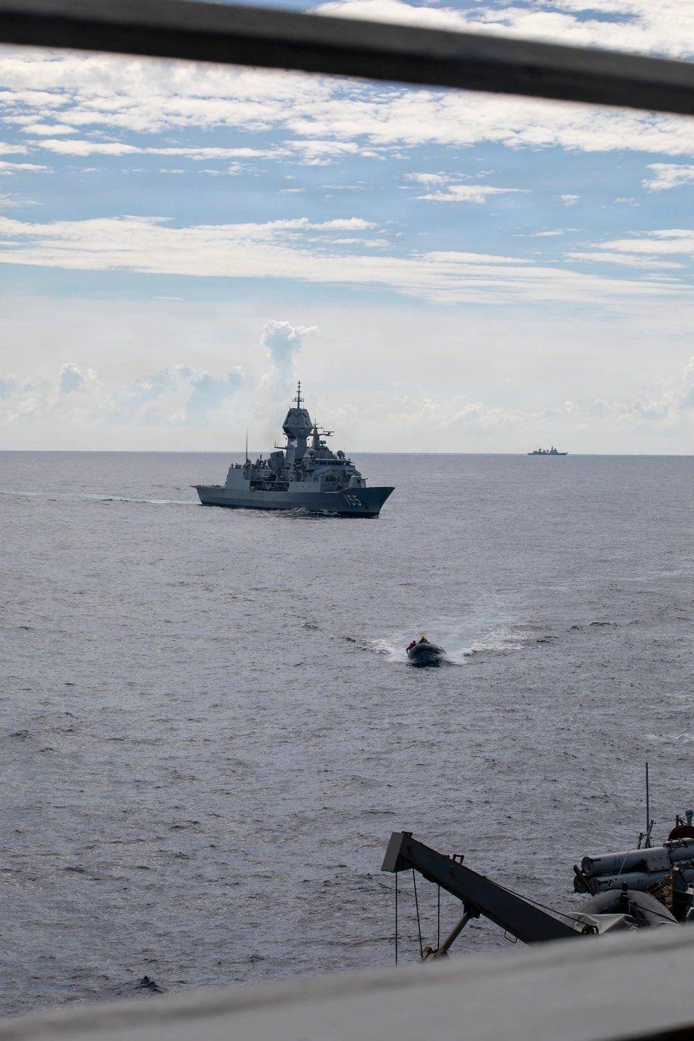 皇冠信用网怎么注册_美军再度遭遇耻辱时刻：中国海军6艘战舰包围皇冠信用网怎么注册，815舰插入南海演习