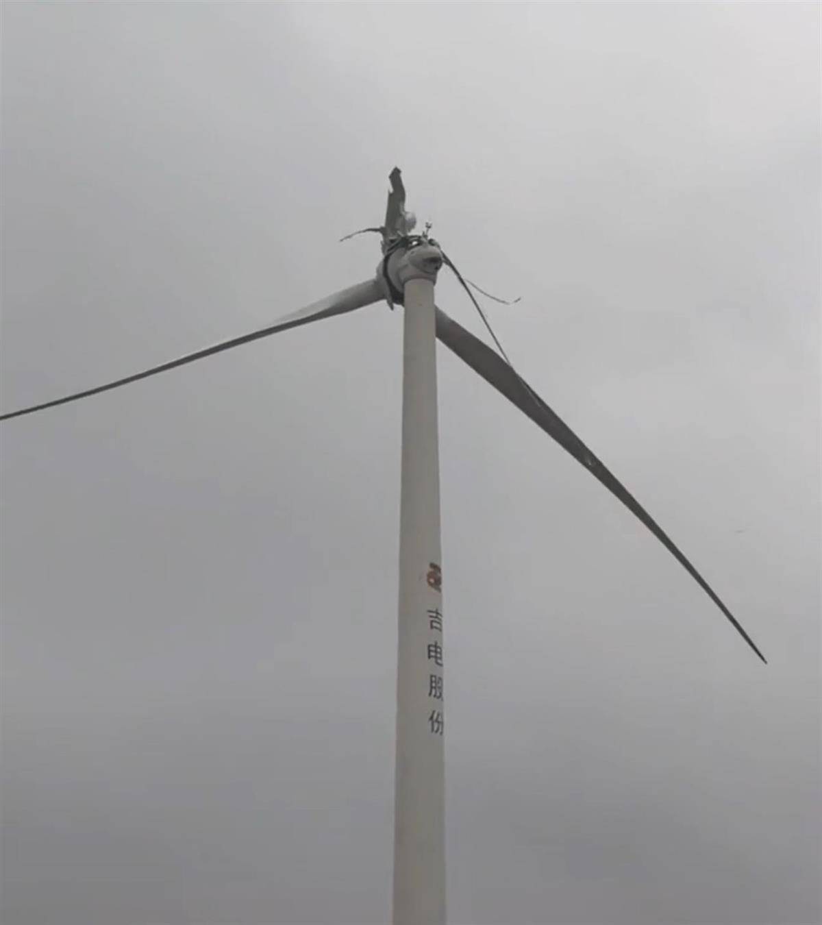 皇冠信用平台出租出售_九江一架风力发电机叶片空中断裂皇冠信用平台出租出售，目击者称“玻璃纤维满天飞”，当地：正在处理