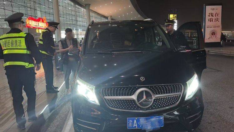 皇冠信用登1_4分钟精准拦截皇冠信用登1！男子用豪华商务车从事非法营运落网