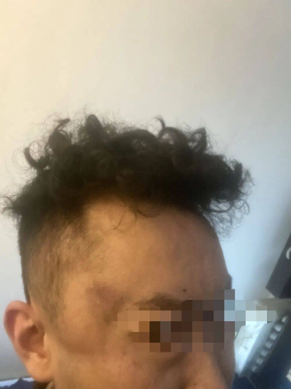 皇冠信用开号_母亲派出所里遭民警责骂皇冠信用开号，男子插话后被拖进女厕群殴！涉案警员公开受审