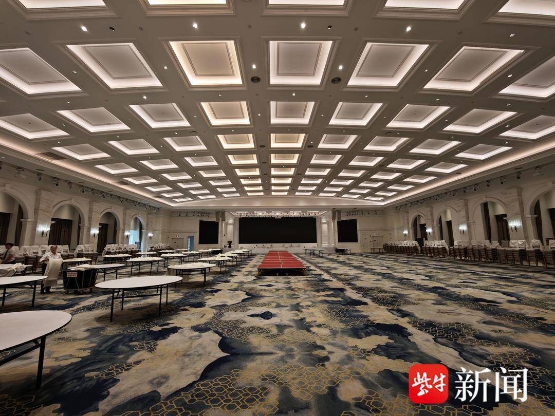 皇冠公司的代理怎么拿
_“窗帘藏酒”真相再调查 原是服务员找来空箱装喝过的酒瓶 酒店表示:员工配合调查的时间算出勤