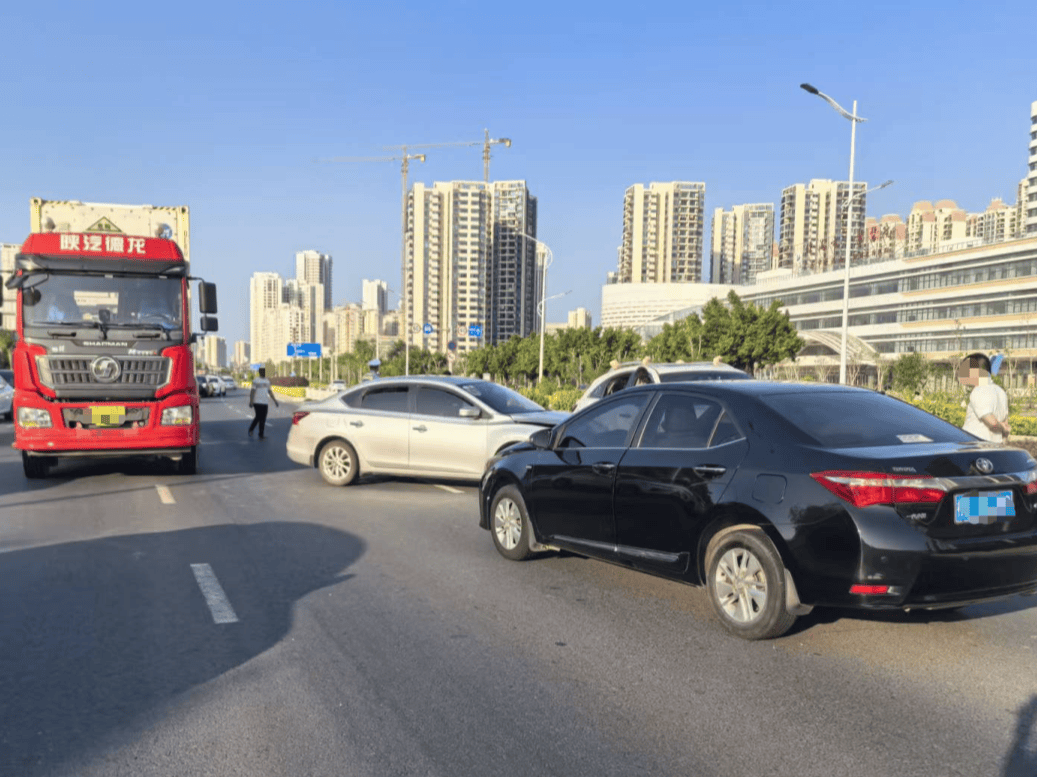 皇冠信用盘出租
_前方刹车皇冠信用盘出租
,他一把方向自信变道……下一秒,四车连环碰