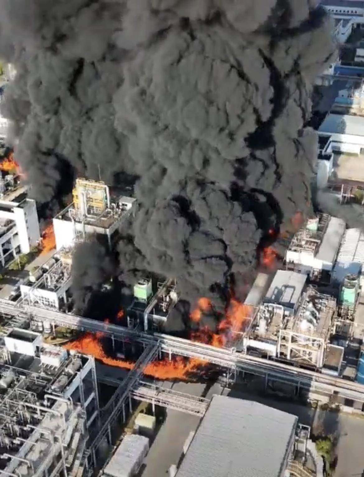 皇冠信用盘出租_黄山市一化工园区工厂失火皇冠信用盘出租，现场浓烟滚滚并伴随有爆炸声，当地紧急救援