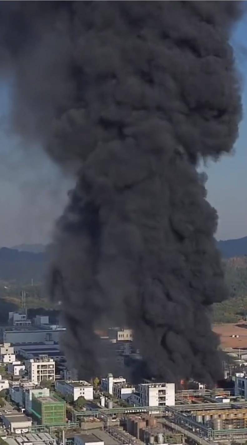 皇冠信用盘出租_黄山市一化工园区工厂失火皇冠信用盘出租，现场浓烟滚滚并伴随有爆炸声，当地紧急救援