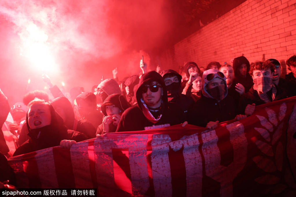 皇冠信用_阿森纳球迷的嘲讽之声：拜仁皇冠信用，你们是在假装热刺吗？