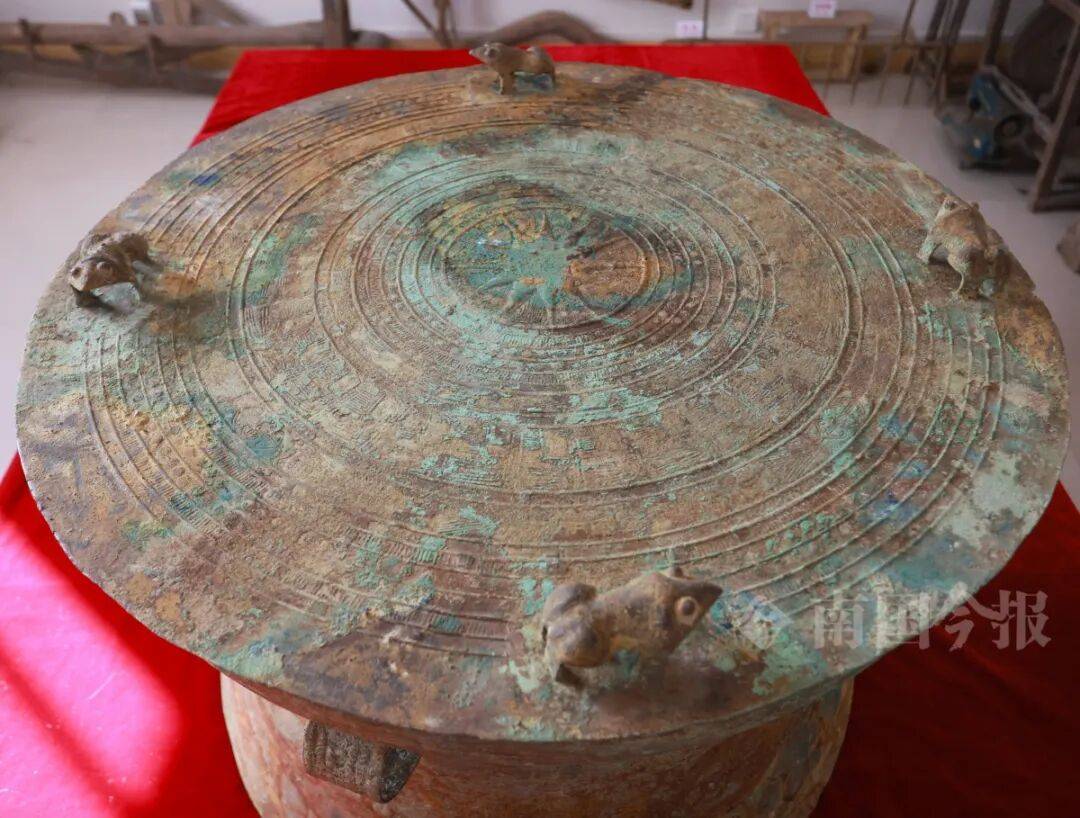 皇冠信用网登3代理_柳州钓鱼阿叔竹林挖蚯蚓皇冠信用网登3代理，竟挖出千年前的“大宝贝”！