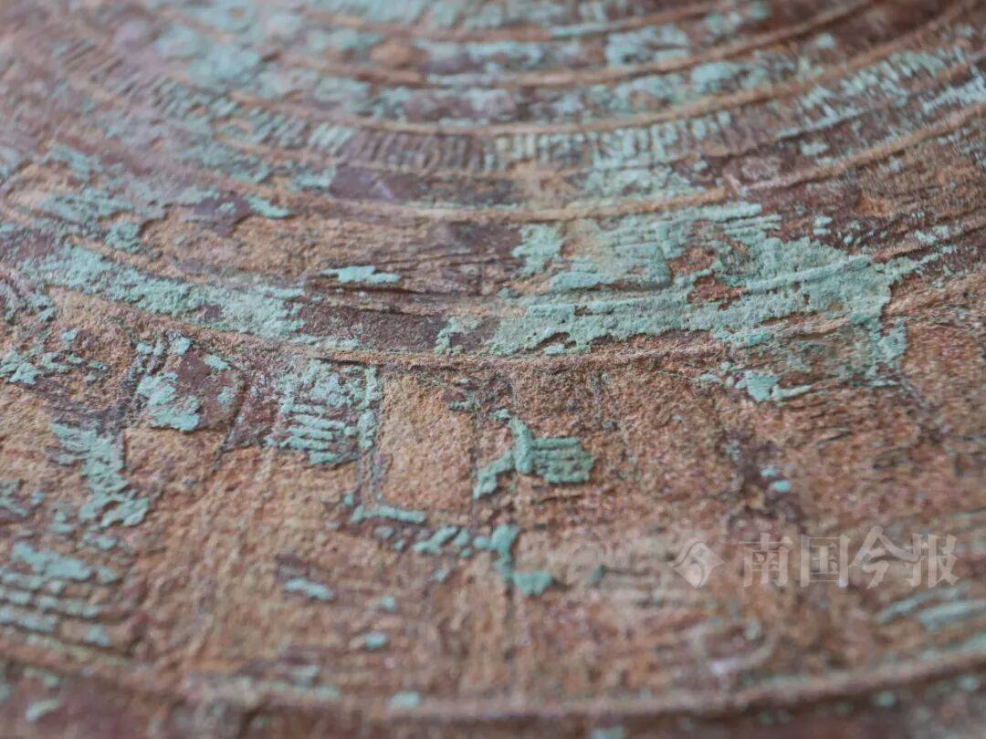 皇冠信用网登3代理_柳州钓鱼阿叔竹林挖蚯蚓皇冠信用网登3代理，竟挖出千年前的“大宝贝”！