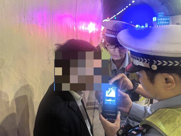 皇冠信用盘登0
_连续两晚皇冠信用盘登0
,重庆同一隧道!这两人的“神操作”看呆交警