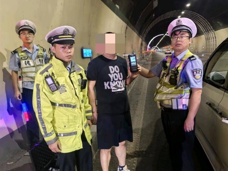 皇冠信用盘登0
_连续两晚皇冠信用盘登0
,重庆同一隧道!这两人的“神操作”看呆交警