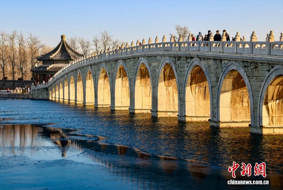 皇冠信用网账号开通_北京颐和园呈现“金光穿洞”景观