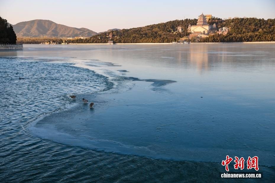 皇冠信用网账号开通_北京颐和园呈现“金光穿洞”景观