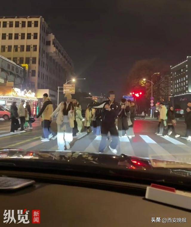 加拿大足球
_徐州一男一女斑马线上对着等灯车辆跳舞拍视频引发质疑加拿大足球
，当地交警正寻找两人，同时将加强视频路段管理