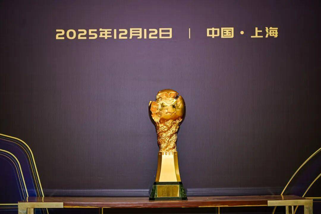 查尔顿 vs 西布朗
_2025中国足球职业联赛颁奖：瓦科斩中超最佳球员