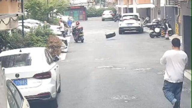 皇冠信用盘账号开通
_砰!浙江女子刚坐进车里皇冠信用盘账号开通
,一把菜刀砸在眼前,随后剪刀又飞来