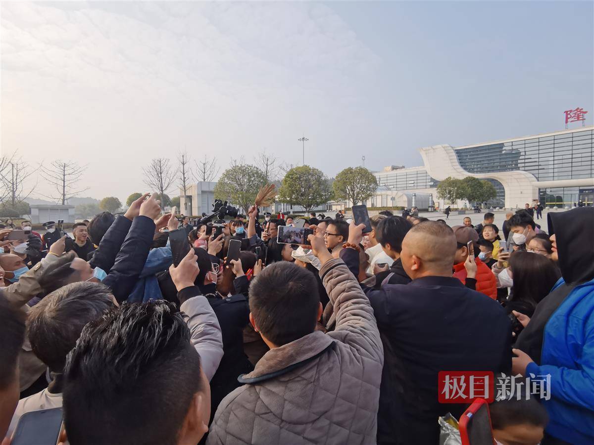 兰斯干拿vs桑斯瓦尔
_《早安隆回》全网播放量超1600亿兰斯干拿vs桑斯瓦尔
,作者袁树雄:这首歌让我的负债没了,将为2026世界杯写新歌