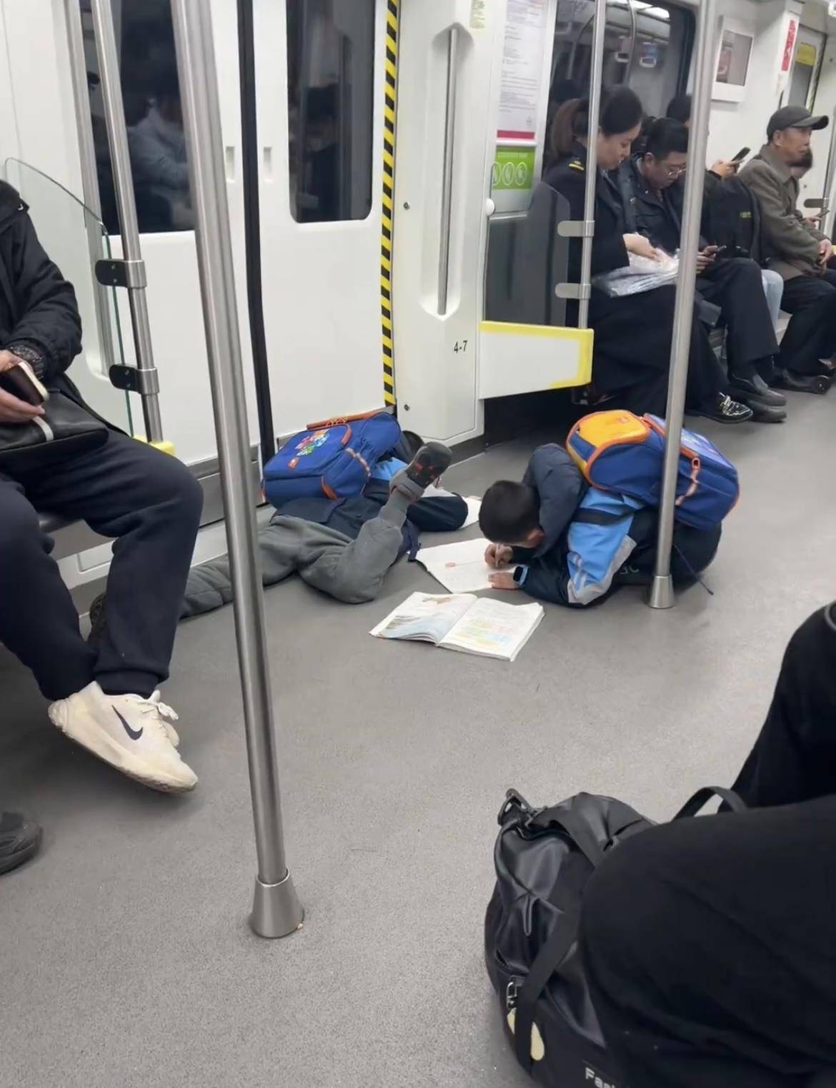 大分三神vs磐田山叶_两名小孩哥一上地铁就滑铲倒地大分三神vs磐田山叶，趴地上写作业，引来数万网友共鸣：这才是童年的样子