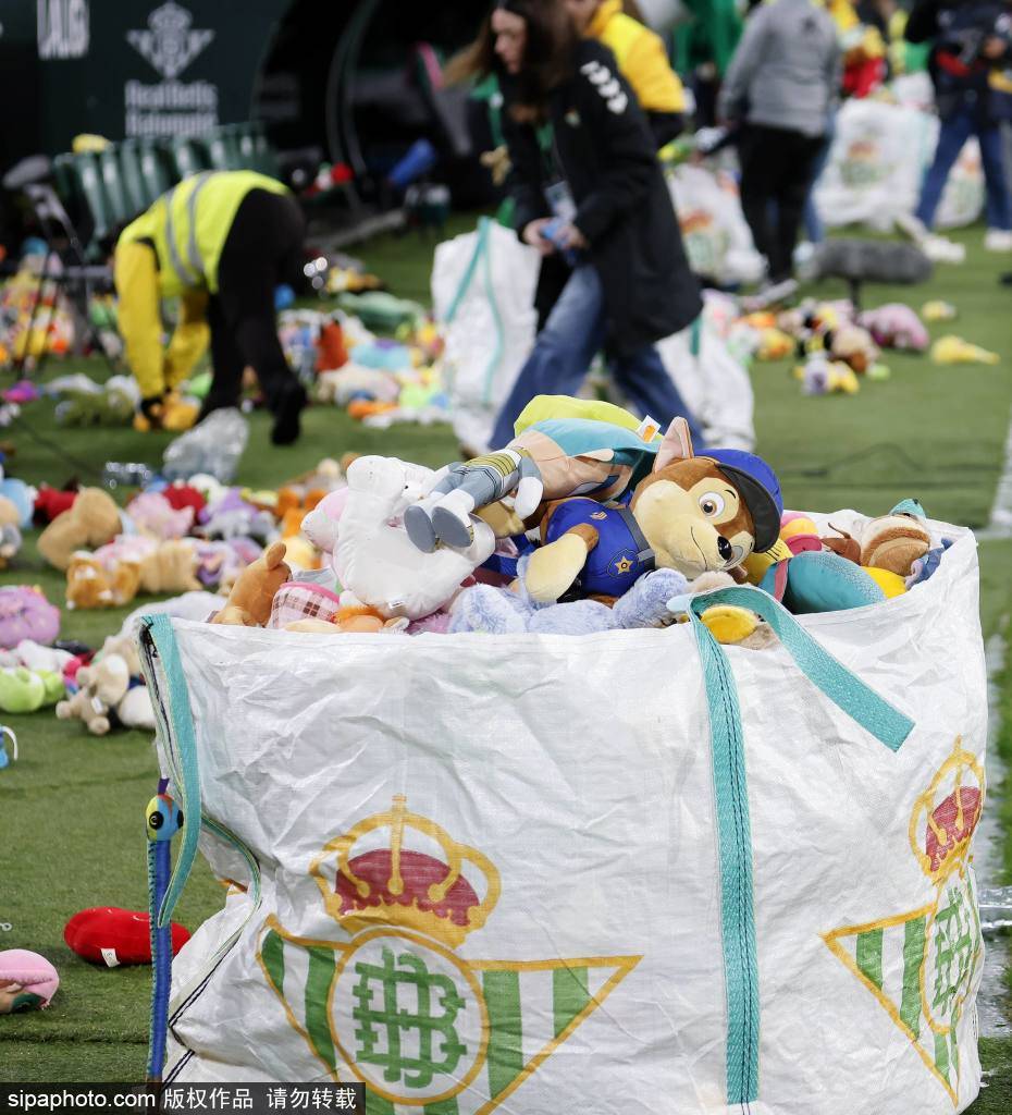 阿尔克马尔青年队vs坎布尔._贡萨洛头顶脚踢上演完美帽子戏法阿尔克马尔青年队vs坎布尔.，皇马上一位在西甲做到还是C罗