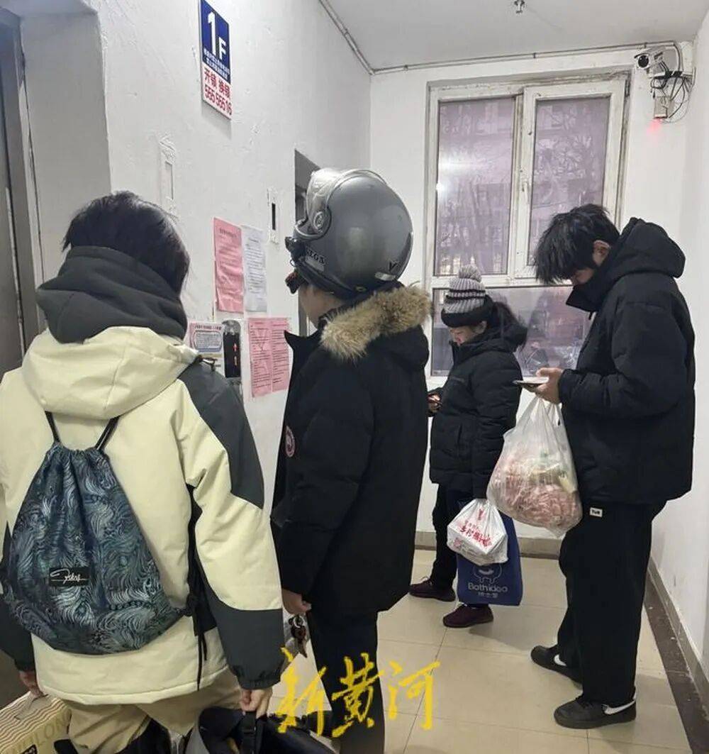 米迪兰特 v 希伯尼安_济南一栋34层住户楼仅一台电梯运行米迪兰特 v 希伯尼安，200余户居民陷“上下两难”，记者实测高峰期顶层下至1层用时超10分钟，多方回应