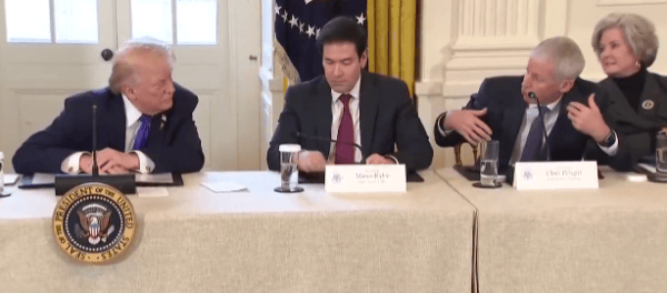 皇冠网址_特朗普直接把纸条内容念出来了皇冠网址，鲁比奥快“碎”了…