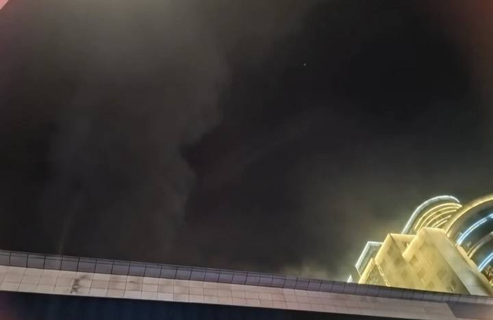 皇冠信用网出租_南京一商场晚上突发火灾皇冠信用网出租,看电影的观众紧急逃生,应急部门:火已扑灭,无人伤亡