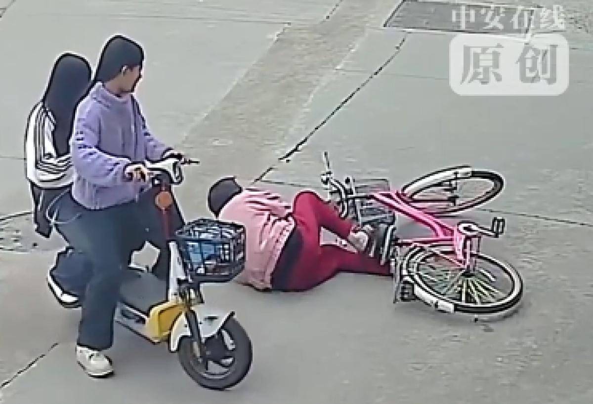 如何找当地皇冠代理_2名初中女生扶摔倒女子遭索赔22万如何找当地皇冠代理,女子称受惊吓摔倒,交警认定两名初中生次责