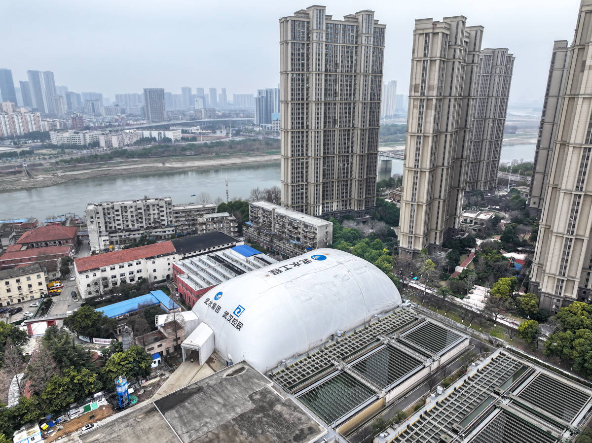 正版皇冠信用网代理_湖北首例！巨型“气球”罩住4000㎡施工工地正版皇冠信用网代理，扬尘和噪声通通“锁”在球内不扰民