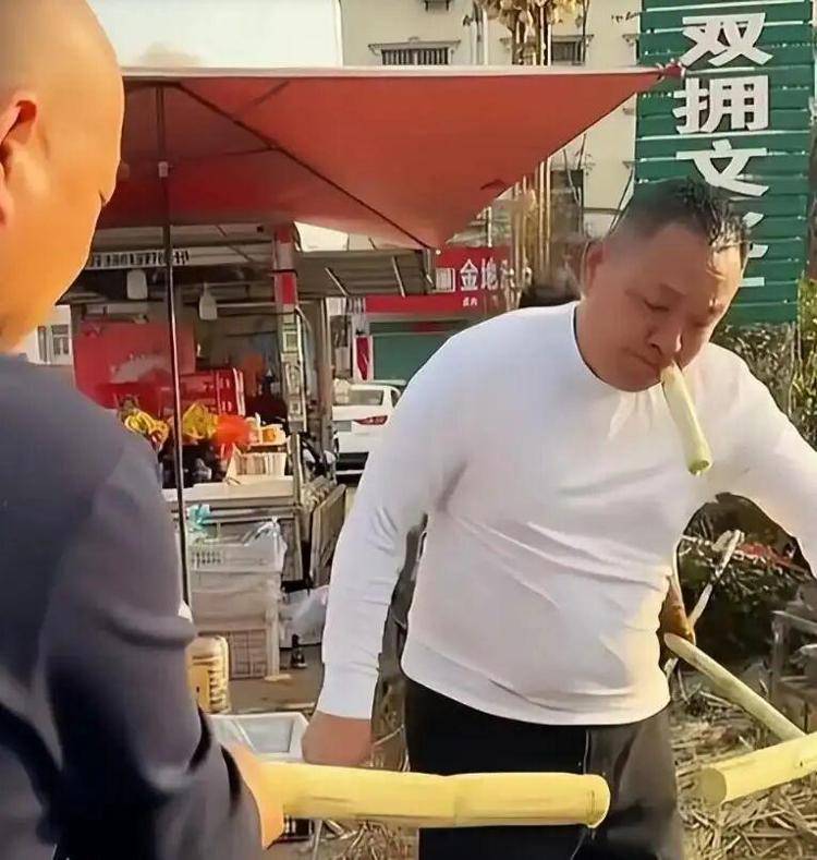 如何代理皇冠信用网_于东来退休后在家卖甘蔗如何代理皇冠信用网?辟谣:实为途经南阳时买甘蔗