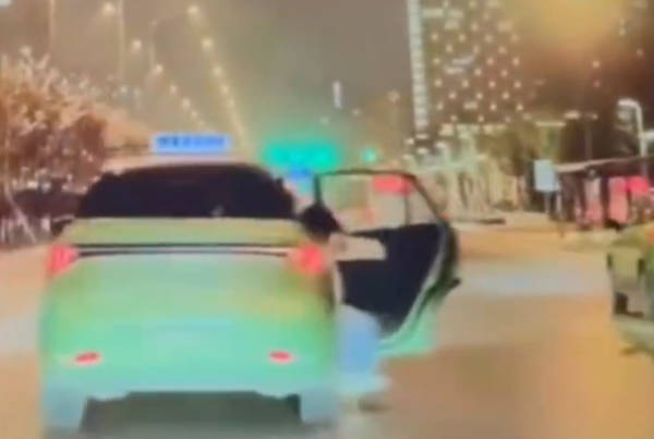 皇冠信用网账号申请_“女子从行驶出租车跳下”皇冠信用网账号申请，警方通报