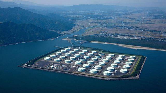 皇冠信用盘庄家_48年来第一次！日本真要撑不住了皇冠信用盘庄家，高市早苗正式宣布，释放国家石油储备！