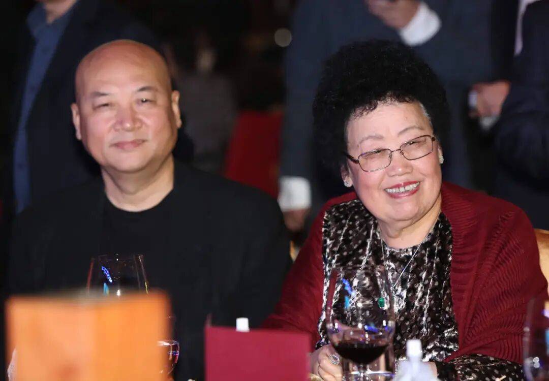 皇冠足球平台申请_迟重瑞为妻子陈丽华光头36年皇冠足球平台申请,每天晚饭全家人一起吃,没有红过一次脸,有说不完的话