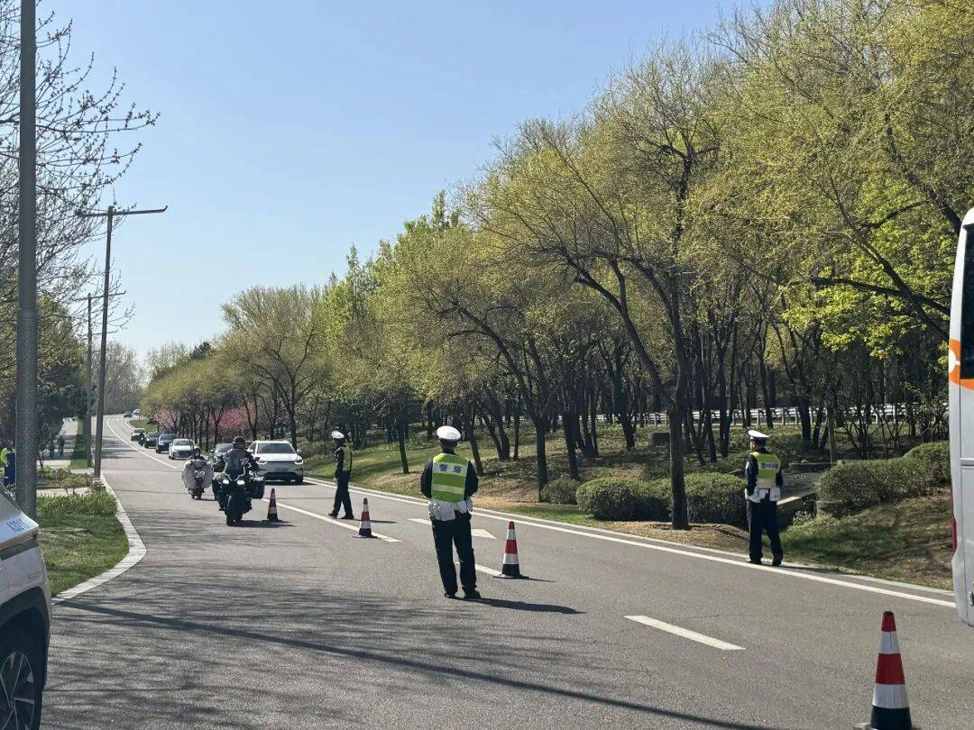 皇冠信用网在哪里开通_2个多小时皇冠信用网在哪里开通，北京交警拦停六七十辆摩托车