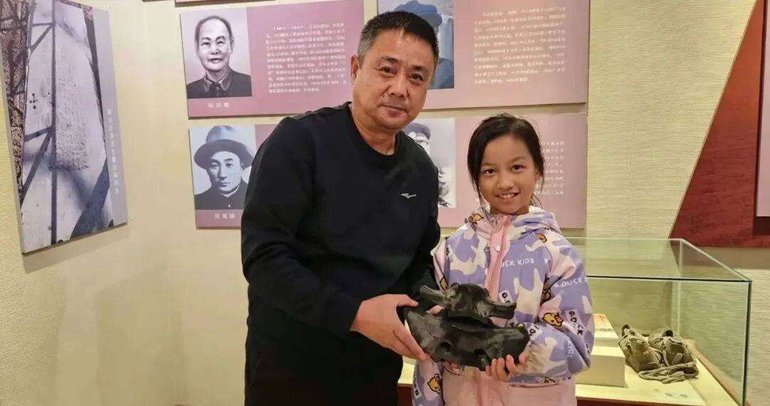 世界杯足球直播_大庆小学生肇源江边捡“怪石”世界杯足球直播，经鉴定为万年古生物化石，科考价值极高