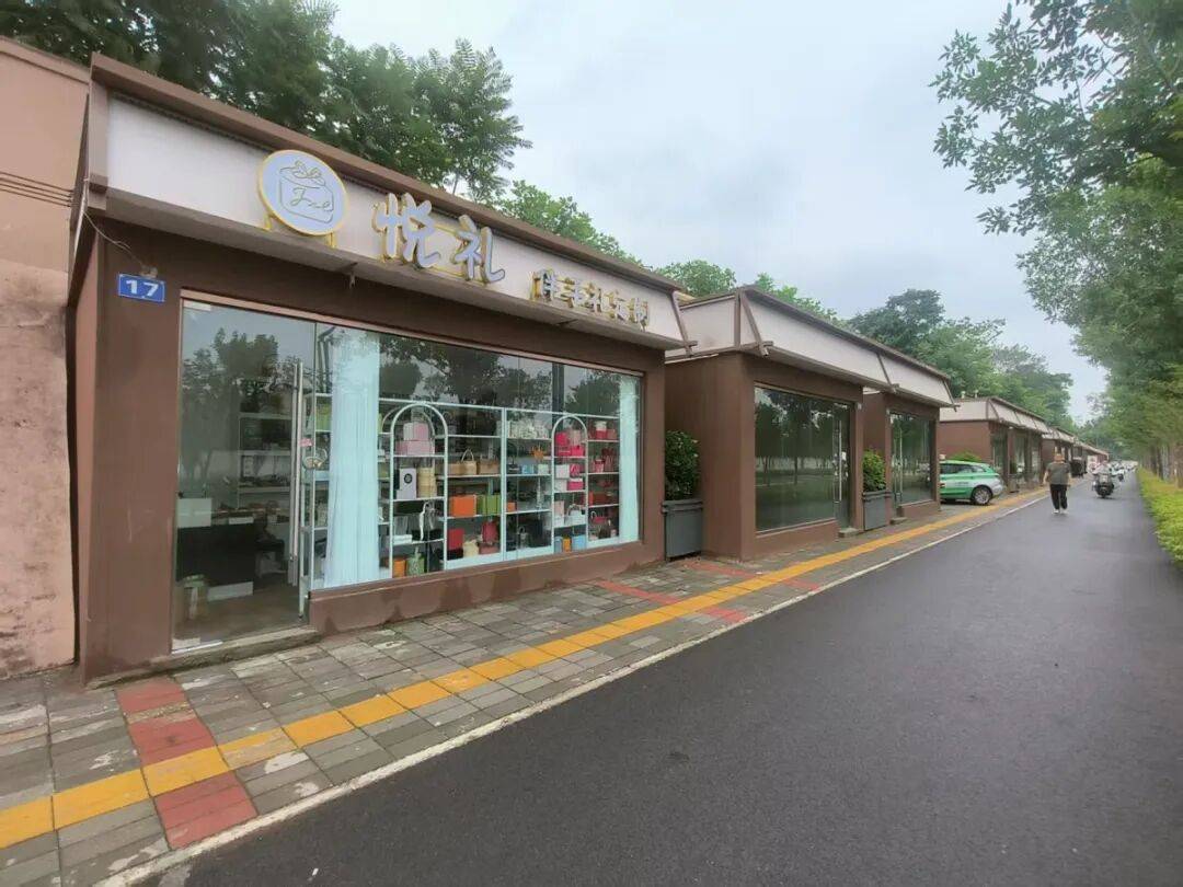 皇冠信用
_年租金2万元!郑州人行道冒出一排铺面挤占盲道皇冠信用
,郑州城管:是违建,取证完成会立案处理