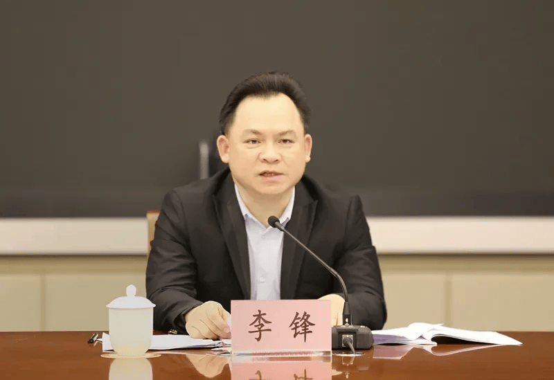 角球
_经中共中央批准,李锋同志任海南省委常委角球
。根据工作需要,经省委研究决定,李锋同志任省委秘书长